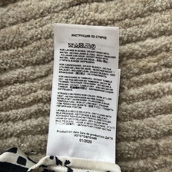 Authentic ETRO 100% silk, button-down, long-sleeve blouse w/button cuffs. - Picture 10 of 10